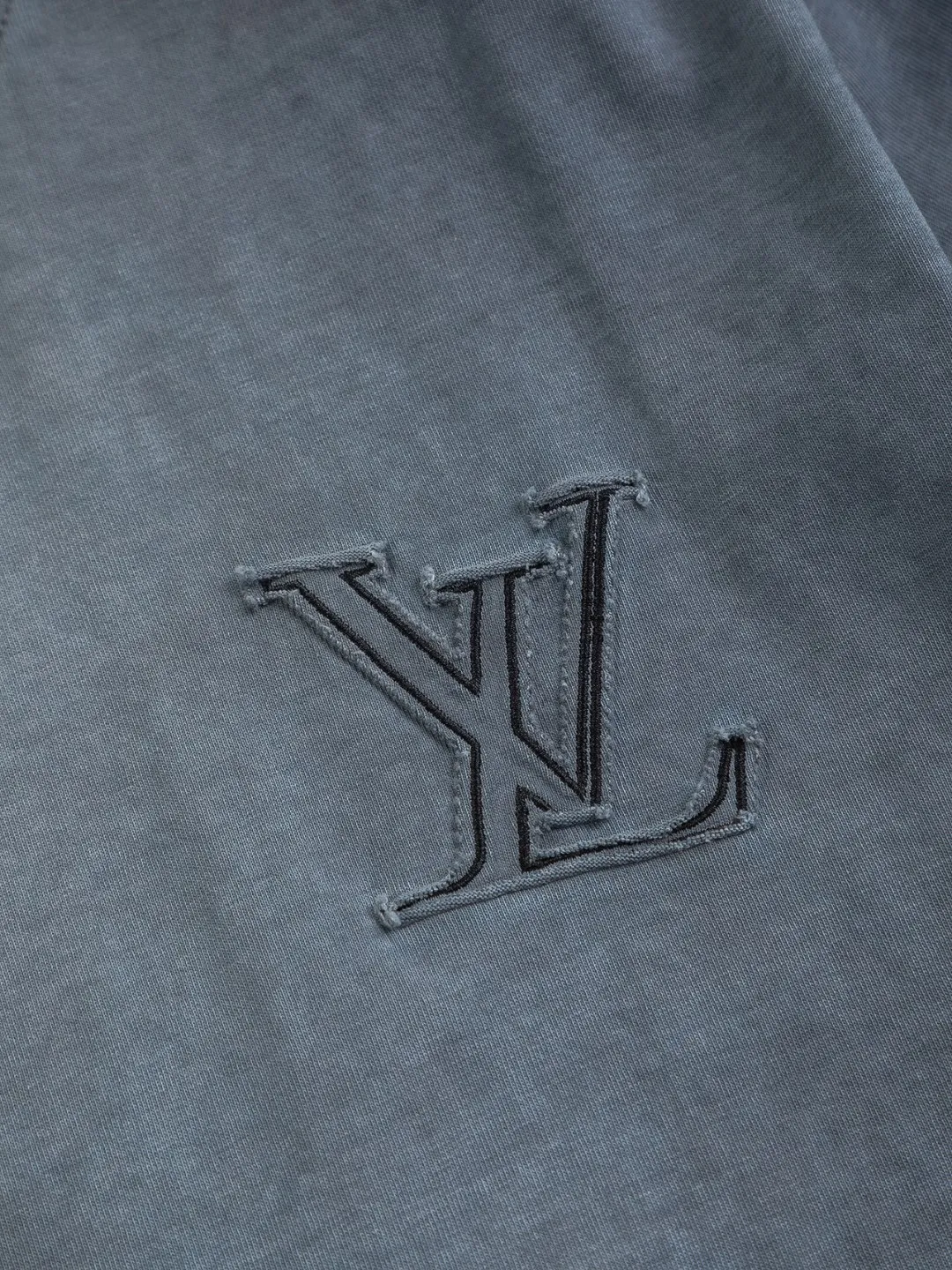 🅿️250 Louis Vuitton 1V Lvjia slightly wide version S-Xl LV 25ss new product counters are on the shelves at the same time. Multiple craftsmanship, chest cut letter patch, back panel cut clover ☘️ patch, letter signature style, one-piece design 🪡 Embroidered round neck short-sleeved T-shirt, same style for men and women! Synchronized with the official website, pure cotton fabrics at the counter! It is close to the skin and comfortable, durable and easy to wear. It has a classic and simple logo design and meticulous original craftsmanship. Short-sleeves, a must-have item for men, do not appear to be the same for the general public, but must be unique and eye-catching. This LV short-sleeve is all about quality, comfort, the same shape and fashion as always, including fabrics and cutting techniques. All of them have been made with great effort! 320 grams of washed pure cotton fabric, pure cotton is breathable, very refreshing and comfortable for daily wear. The rib knitting on the neckline is smooth and tight, and the neckline will not be skewed if you toss it at will. The loose version, you will find that it looks really good on the upper body. The overall is minimalist and neat, super versatile for daily use! Pair it casually with a pair of pants for a youthful look. A T-shirt will make your outfit crazy. It is a fashionable item that can never go wrong! Color: dark gray light blue, Size: S-XL Size chart: S: Shoulder width 50-Bust 54-Length 70 M: Shoulder width 52-Bust 56.5-Length 72 L: Shoulder width 54-Bust 59-Length 74 XL: Shoulder width 56-Bust 61.5-Length 76